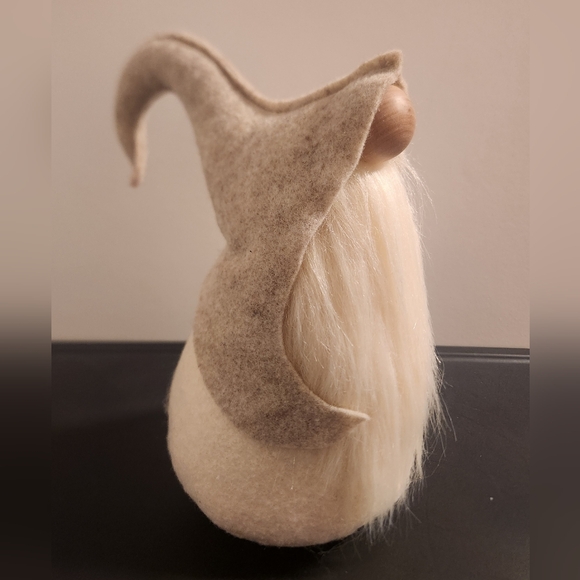 Beige/Grey Gnome with Christmas Flower - Picture 2 of 5